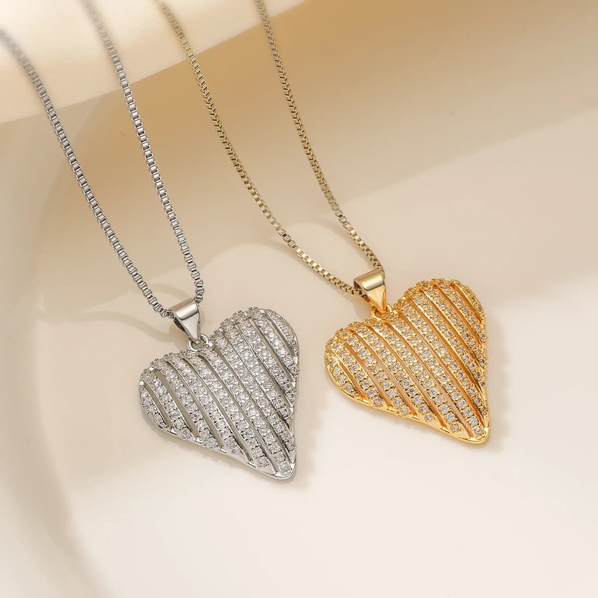 Collane con ciondolo a cuore vuoto con intarsio di zirconi cubici AAA di lusso per regalo di compleanno per ragazza da donna