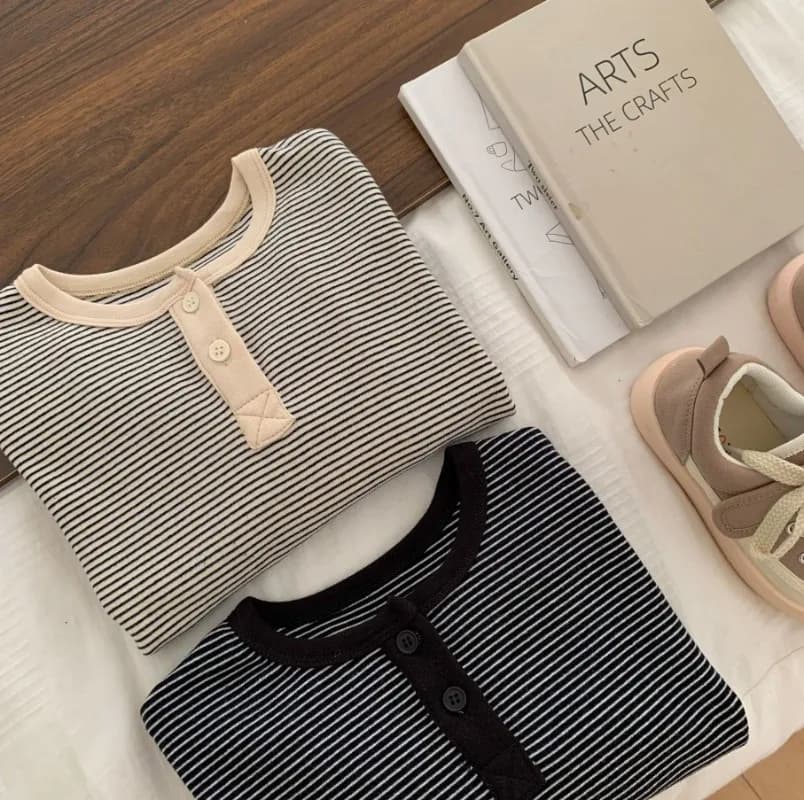 T-shirt a maniche lunghe per ragazzi nuovi autunnali per bambini Camicia inferiore minimalista per bambini Top a righe per bambini Vestiti per ragazza