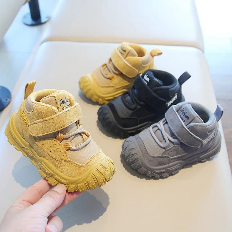 Scarpe da trekking anti-collisione per bambini, sneakers casual da esterno per ragazzi e ragazze con strappo magico, suola spessa antiscivolo, nuove scarpe per bambini piccoli