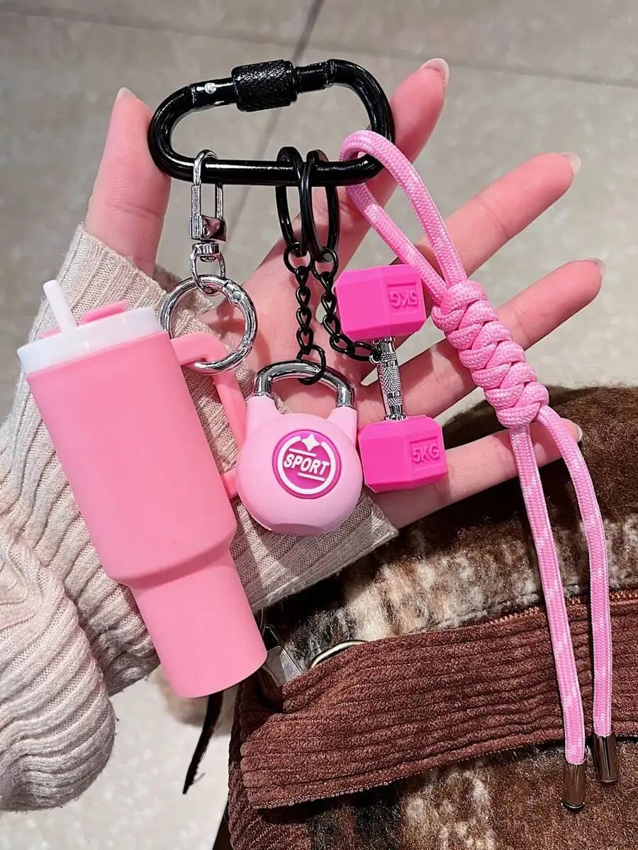 Set di Portachiavi a Tema Fitness Rosa con Ciondoli a Forma di Manubrio, Kettlebell e Bottiglia d'Acqua