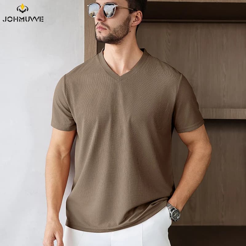T-shirt a maniche corte tinta unita con scollo a V casual e alla moda da uomo nuova Top versatile estivo traspirante e confortevole
