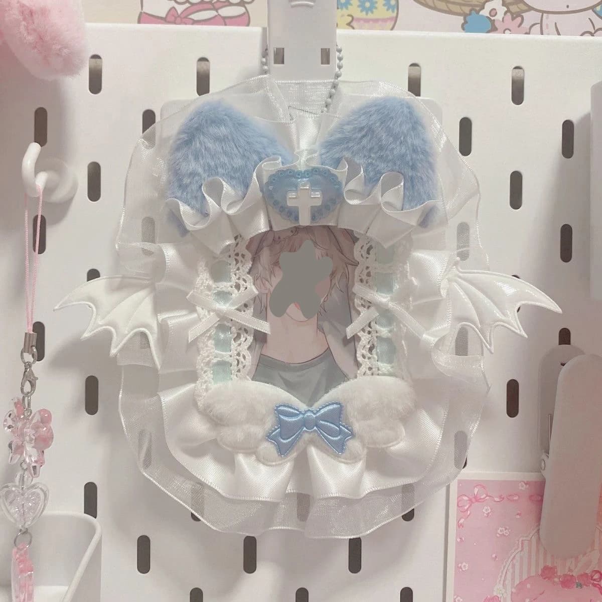 Porta Carte Fotografiche Polaroid da 3 Pollici con Ali di Pipistrello Stile Carino e Fresco, con Catena per Appendere al Zaino, Accessorio Decorativo per Borse Ita, Porta Carte Piccolo per Anime e Cartoni Animati