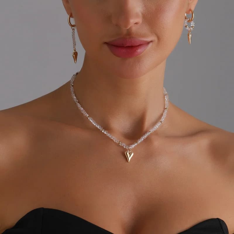 Collana girocollo da donna con perline trasparenti irregolari e ciondolo a cuore dorato, set di gioielli con catena per clavicola.