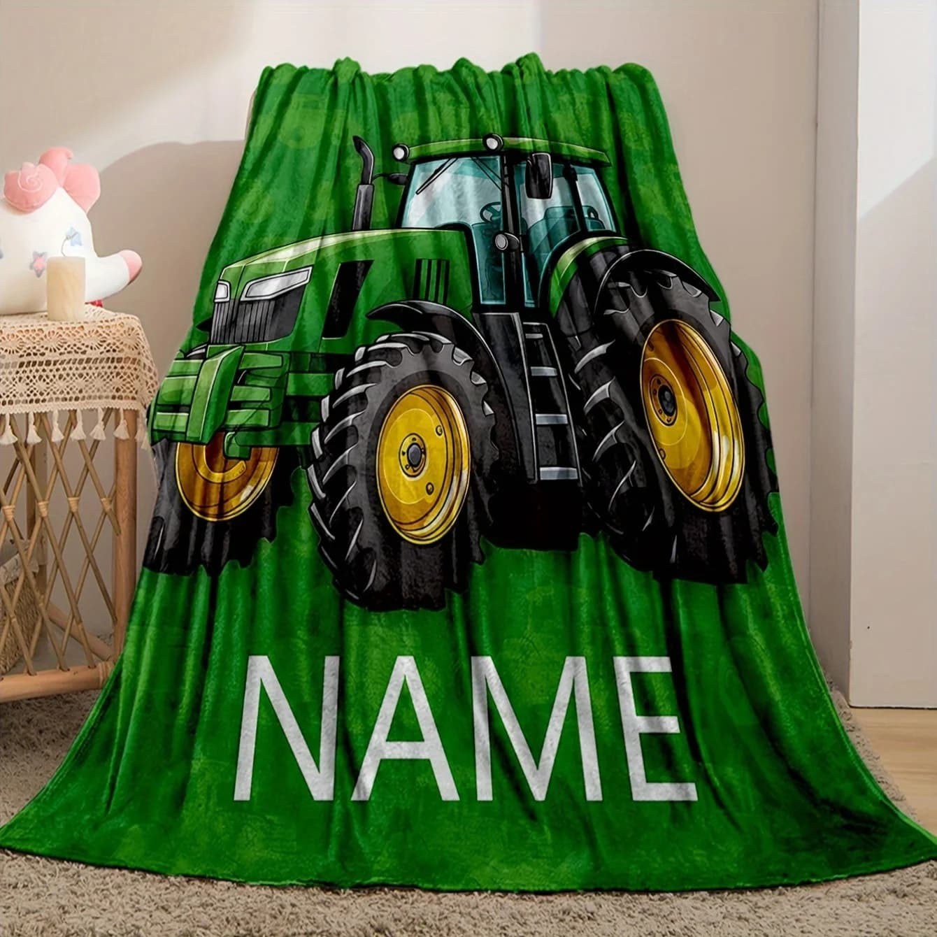 Coperta per trattore personalizzabile: morbida flanella, verde con ruote gialle e design "NAME" perfetto per l'arredamento del divano letto o del soggiorno