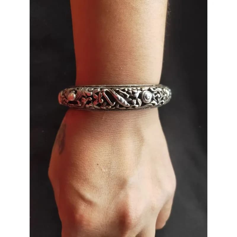 A stylish bracelet with exquisite invoice carved by the Tibetan silver cable bracelet, a feast gift for the family's emembro