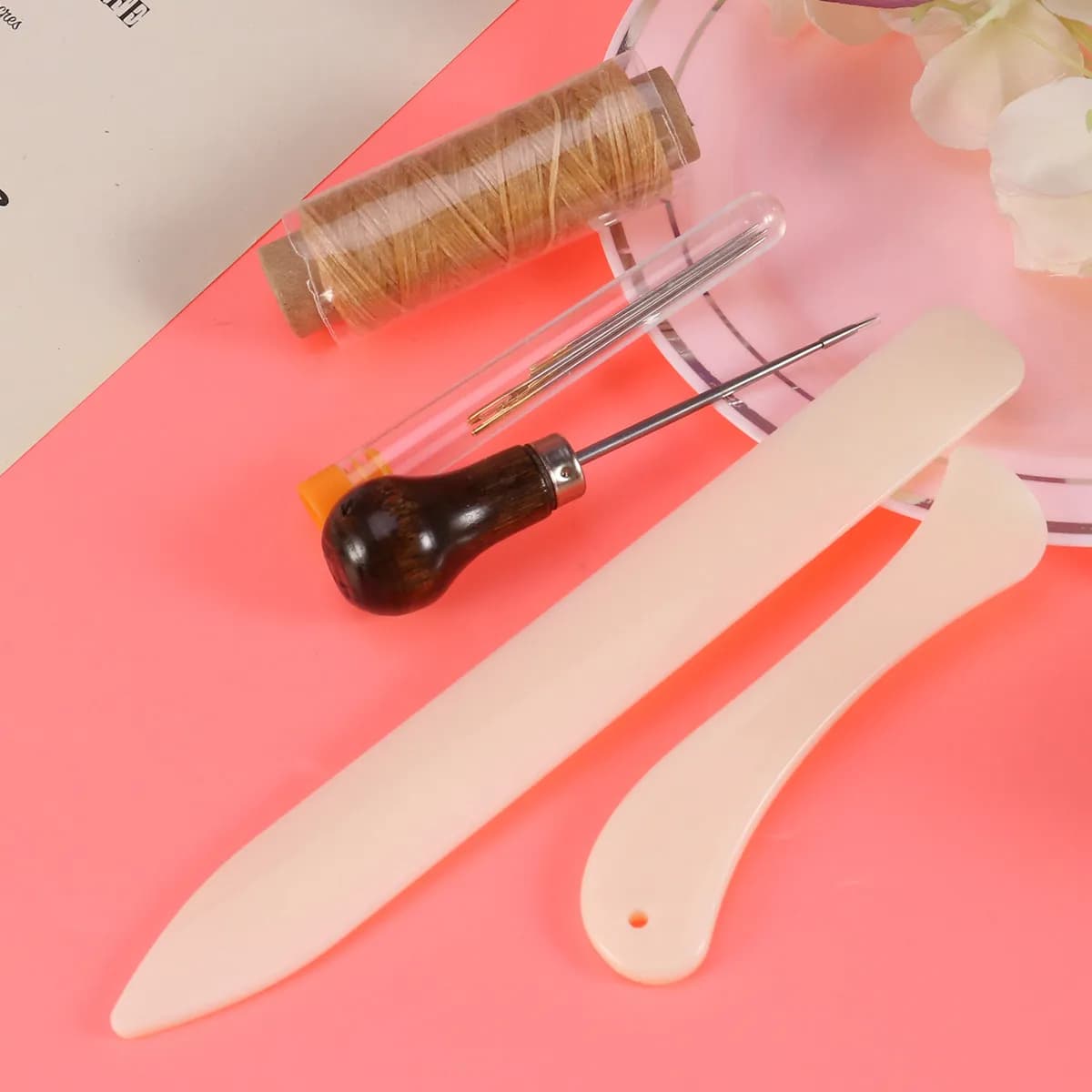 Set di 10 Utensili per Rilegatura: Piegatore in Osso, Piegatrice, Filo di Lino Cerato, Punzone con Manico in Legno, Aghi a Occhio Grande per Libri Fai-da-Te