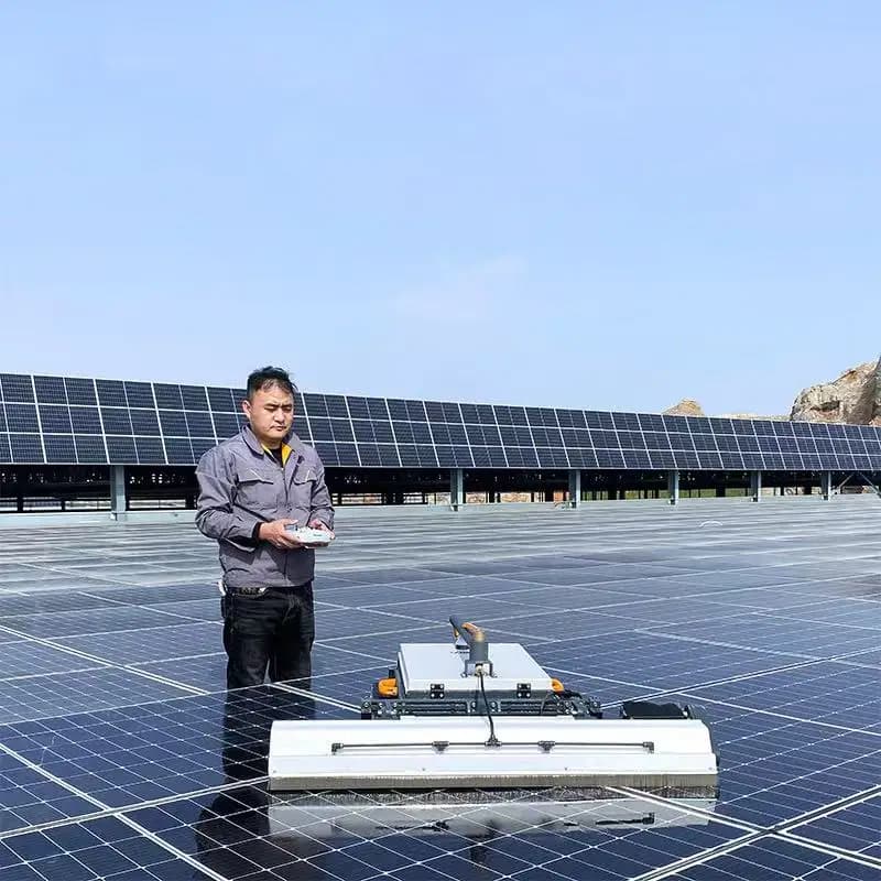 Photovoltaic Sweeping Robot Solar Panel Cleaning Equipment 1.7m Cleaning Width 600rpm Roller Brush 24V Lithium Battery Dry Water
