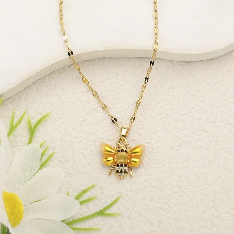 High Color Animal Bee Pendant Necklace with New Fashion Copper Plated Electrolytic Micro-set for Women