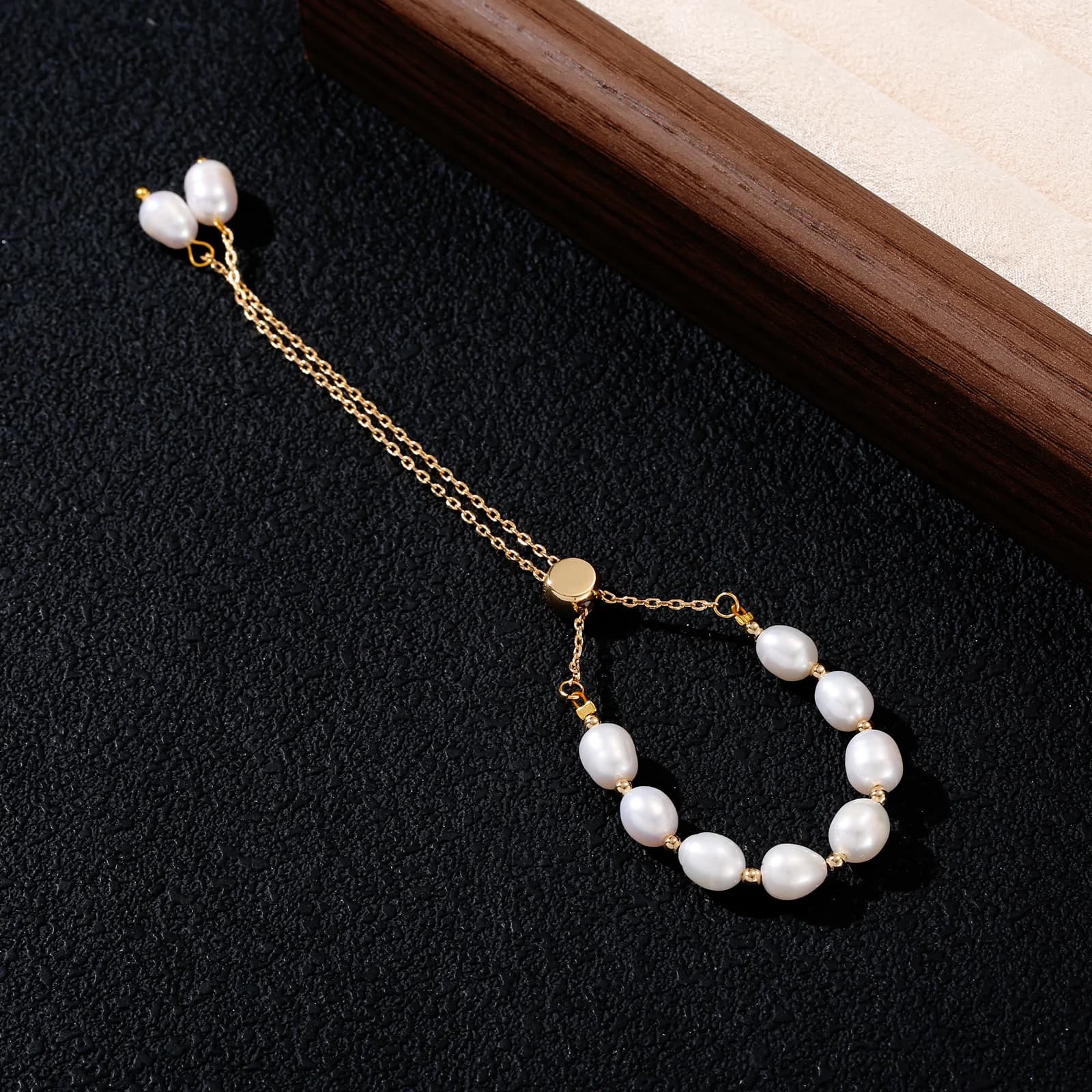 Bracciale Regolabile con Perle d'Acqua Dolce Dorate, Catena in Rame e Perline, Gioiello da Polso per Donne