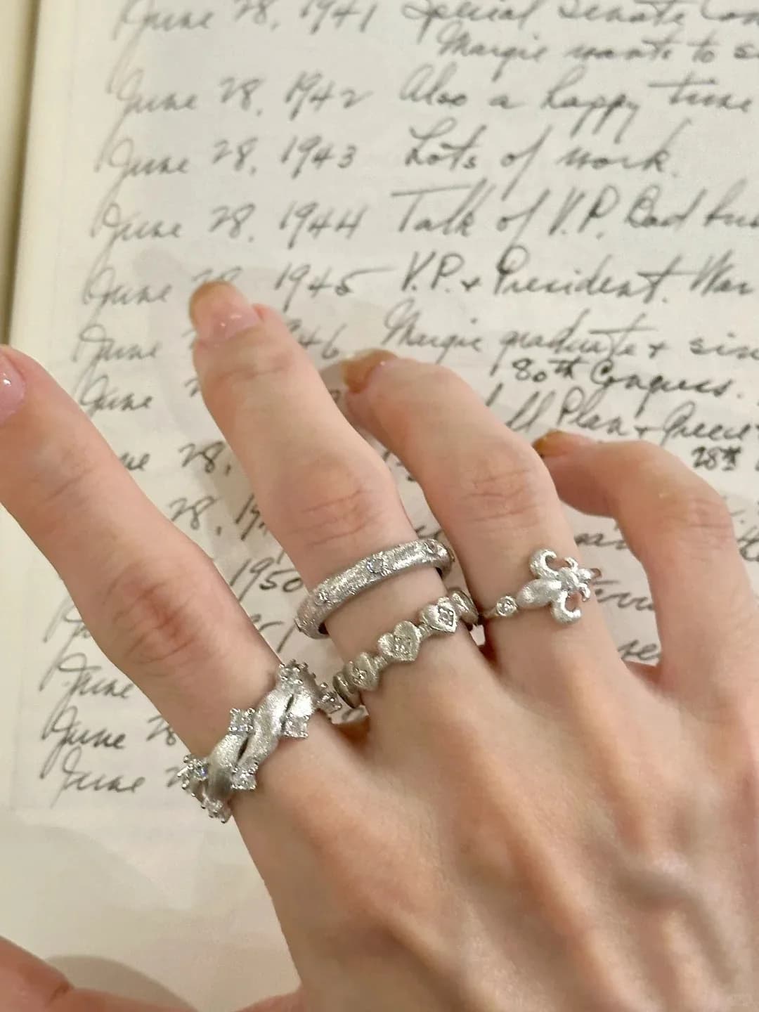 Nuovo Anello con Zirconi a Forma di Stella Spazzolata per Donne, Design Vintage di Lusso Leggero, Anello Aperto di Alta Gamma per Donne