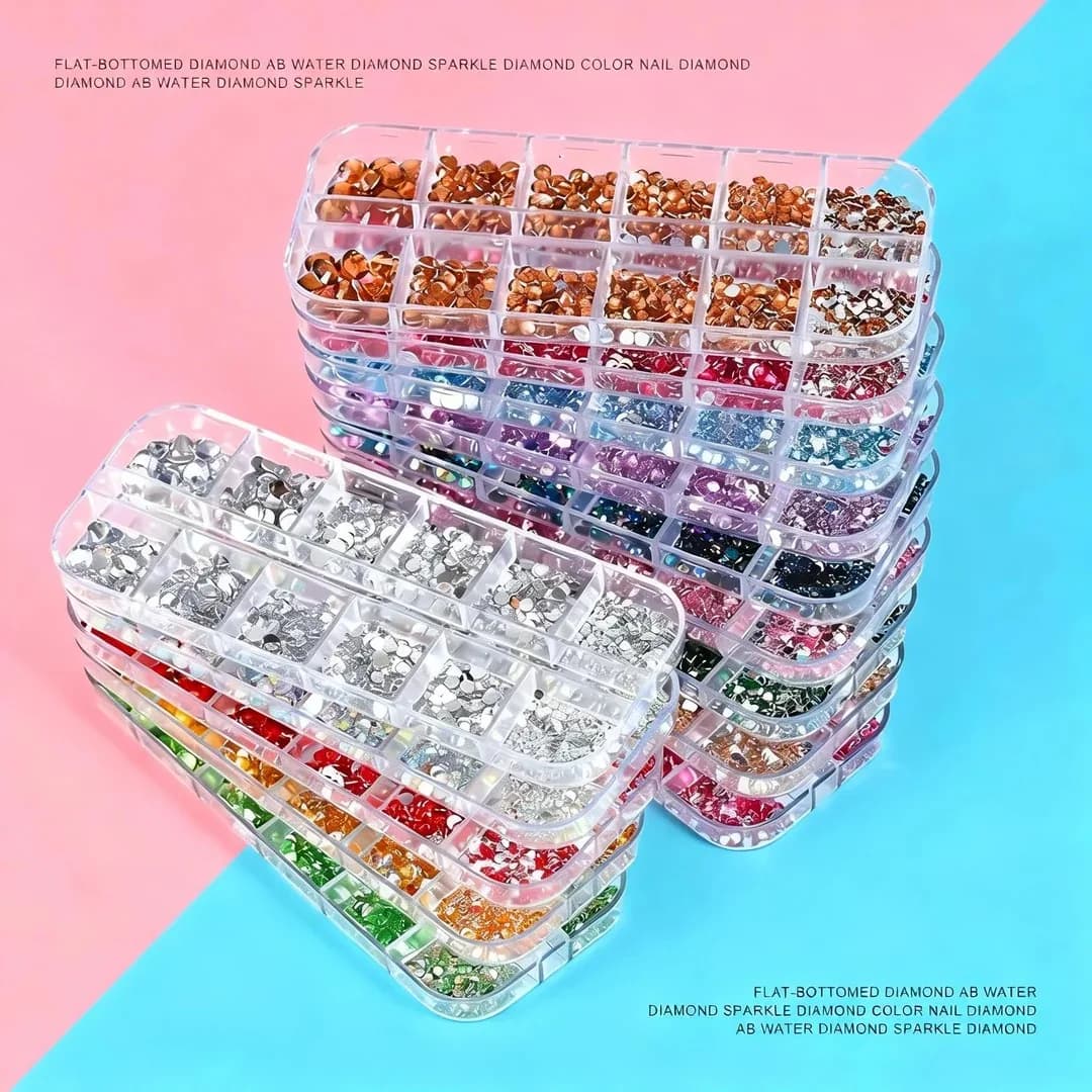 ‌ Strass per Nail Art, 12 Griglie di Cristalli Scintillanti, Gemme Piatte - Decorazione Versatile per Unghie, Scarpe, Borse da Trucco