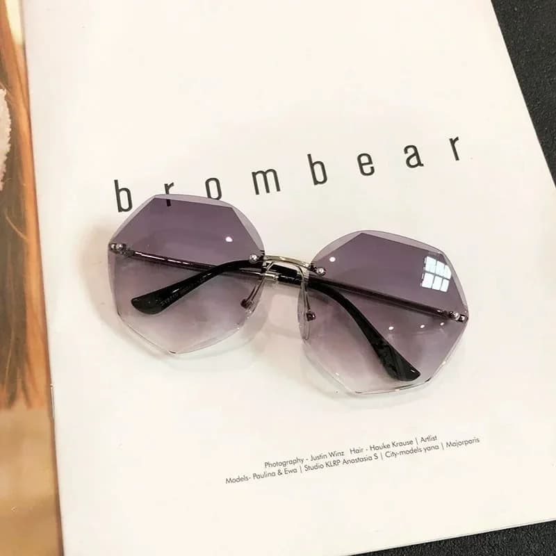 Occhiali da sole poligonali senza montatura con montatura grande da donna, adatti per l'uso quotidiano, come regali per le vacanze e per l'abbigliamento quotidiano, adatti per occhiali da donna per la protezione solare all'aperto.