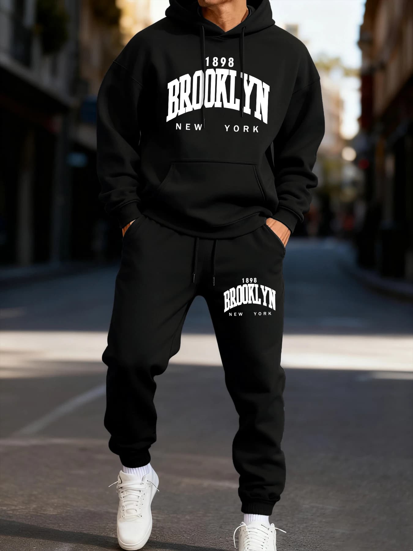 Complete man autumn/winter: Set two fashionable pieces for fitness and jogging, consisting of hooded sweatshirt and casual pants.