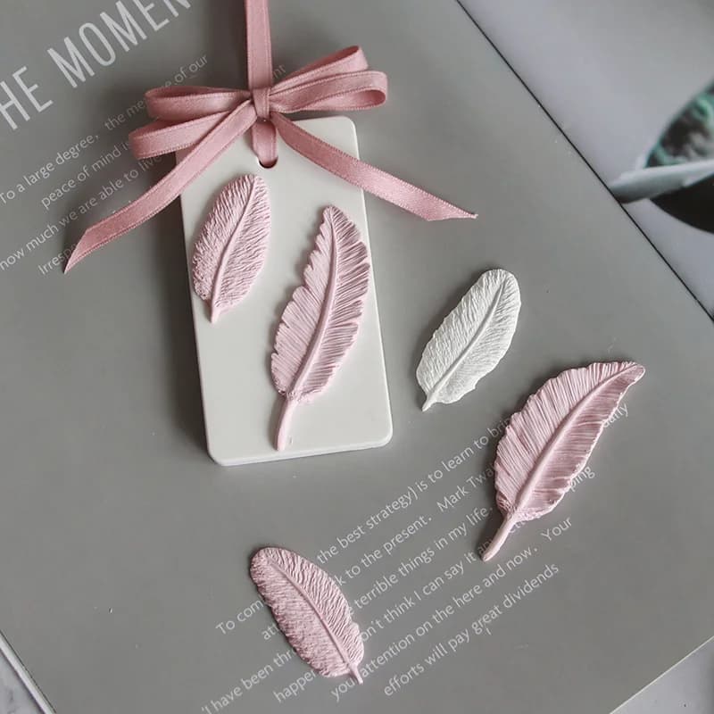 Stampo in silicone a forma di piuma (4 pezzi) per fondente, cera aromatica, gesso, per decorazioni di ciondoli per auto e strumenti per decorare torte