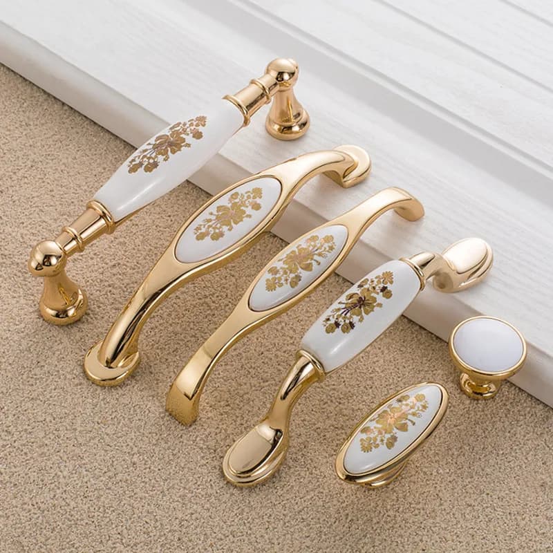 Maniglia in ceramica con fiore in oro europeo Maniglia moderna semplice per porta dell'armadio Maniglia per porta dell'armadio Hardware antico classico