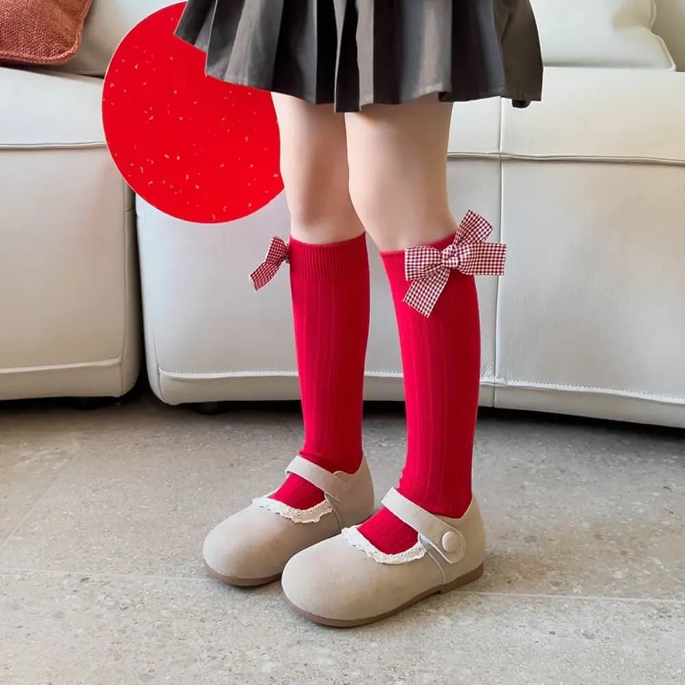 Calze con fiocco rosso a griglia a righe Sweet Dot Lolita JK Calzini alti al ginocchio per bambini Calze da orso a tubo lungo per ragazza Capodanno