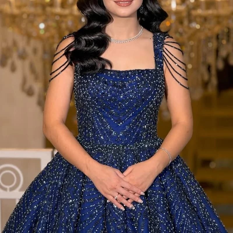 Abito Quinceanera blu scuro lucido con spalle scoperte Glitter Decalcomania di cristallo Coda lunga Perline Abiti da 15 Quinceanera Personalizza