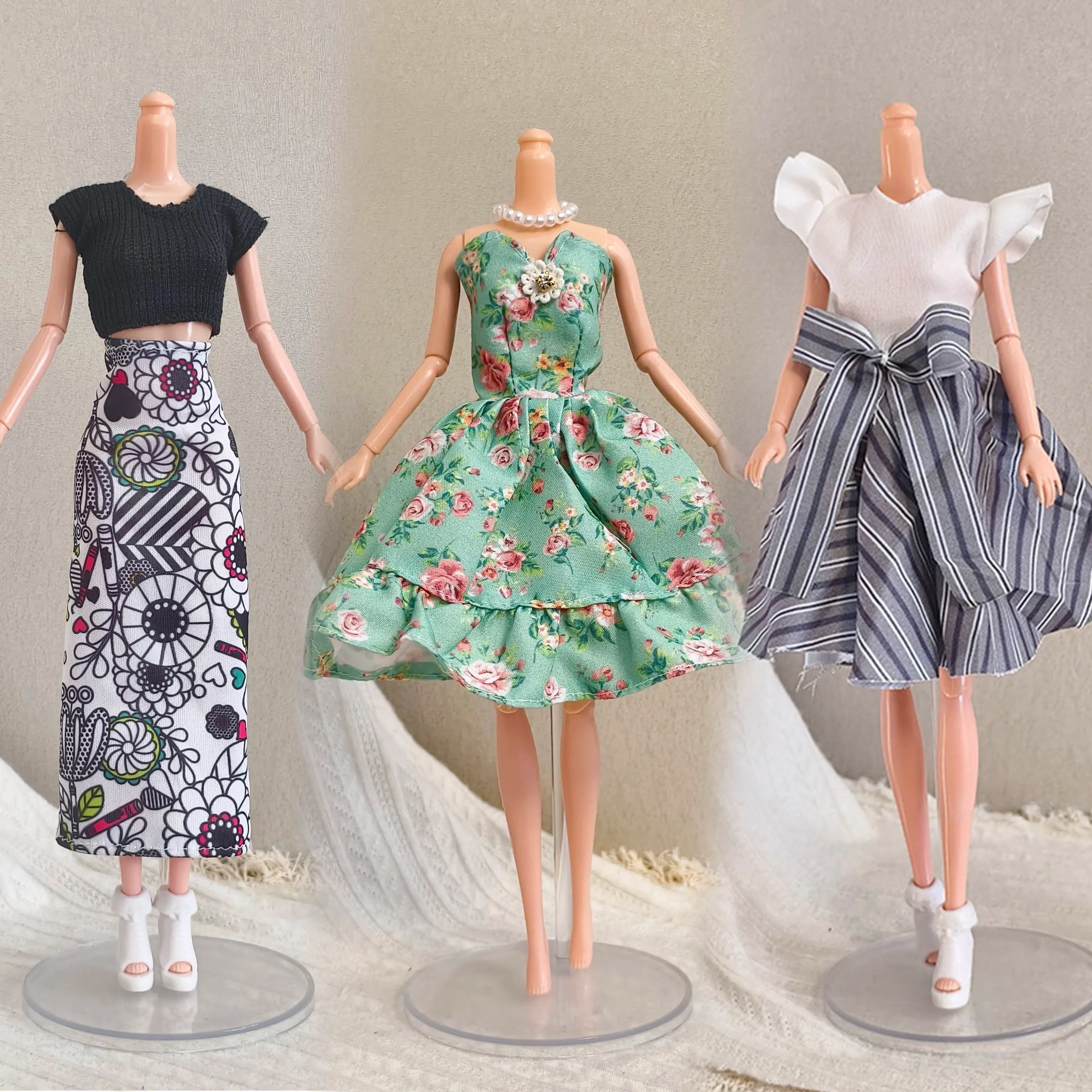 Un set di gonne a mezza lunghezza con stampa floreale, una gonna a balze stile principessa e un vestito senza spalline adatto per bambole femminili da 30 cm/11,5 pollici.