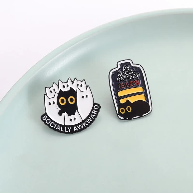 Spilla Distintiva 'Socially Awkward' con Gatti Bianchi e Neri Stile Cartone Animato, 'My Social Battery Is Low', in Smalto, Accessorio per Zaino e Abbigliamento