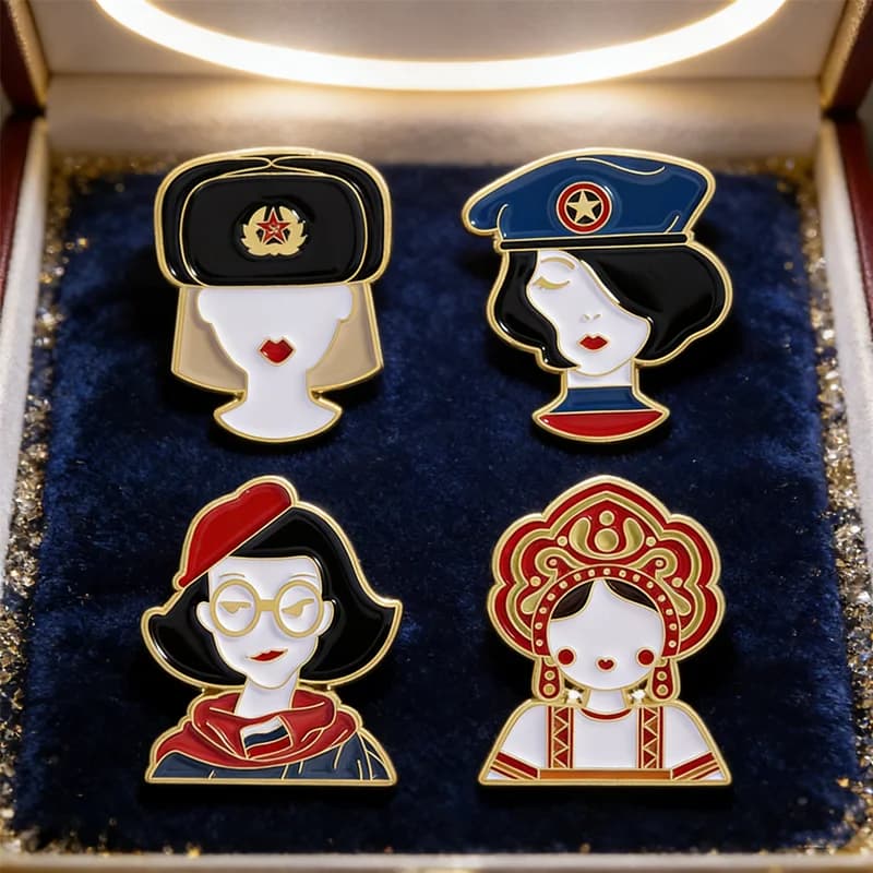 Spilla Smaltata Unica a Tema Russo, Soldatessa in Costume Tradizionale, Accessorio Originale e da Collezione per Giacche, Cappelli o Zaini