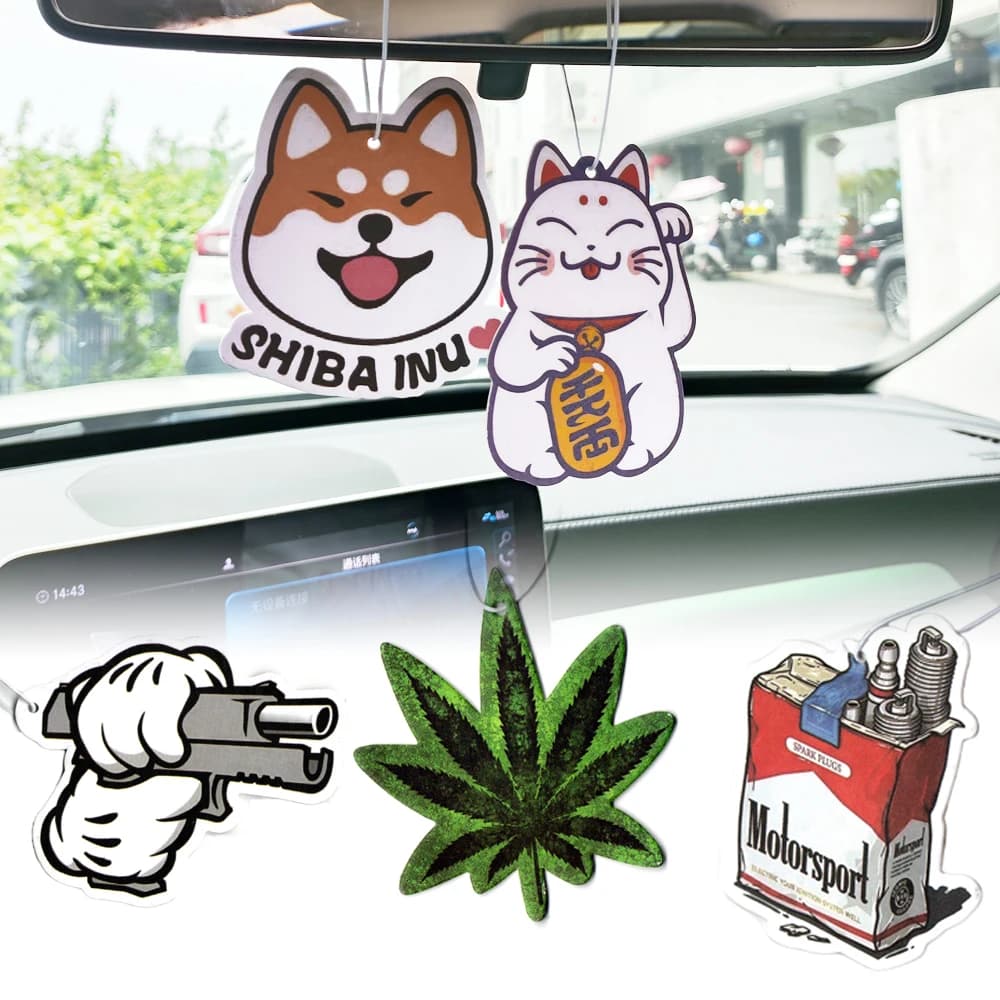Profumatore per Auto JDM, Decorazione Anime Gatto Portafortuna e Cane Carino, Ciondolo da Appendere allo Specchietto Retrovisore, Regalo per Marito