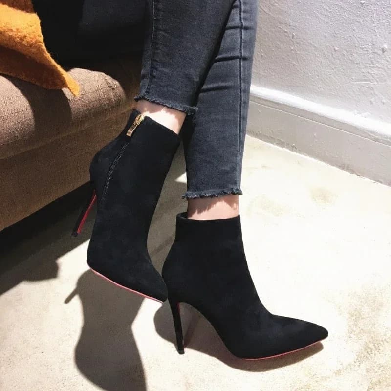 2025 Nuovi stivali corti con tacco alto con fondo rosso Stivali da donna con tacco sottile a punta in morbida pelle sexy e alla moda