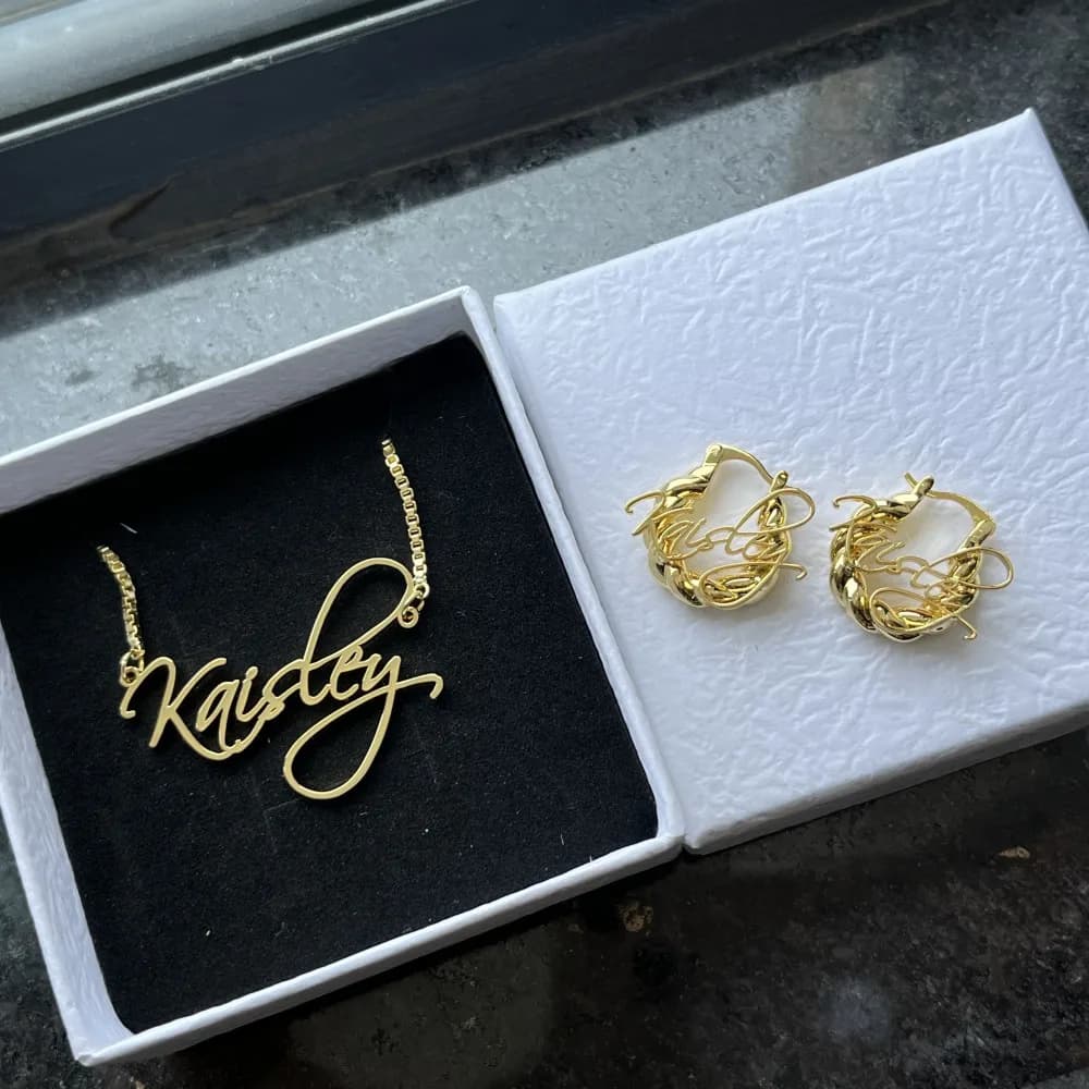 DUOYING Set di gioielli con nome personalizzato collana con lettera di Script permanente orecchini con nome in acciaio inossidabile da 18mm per bambini 2 pezzi