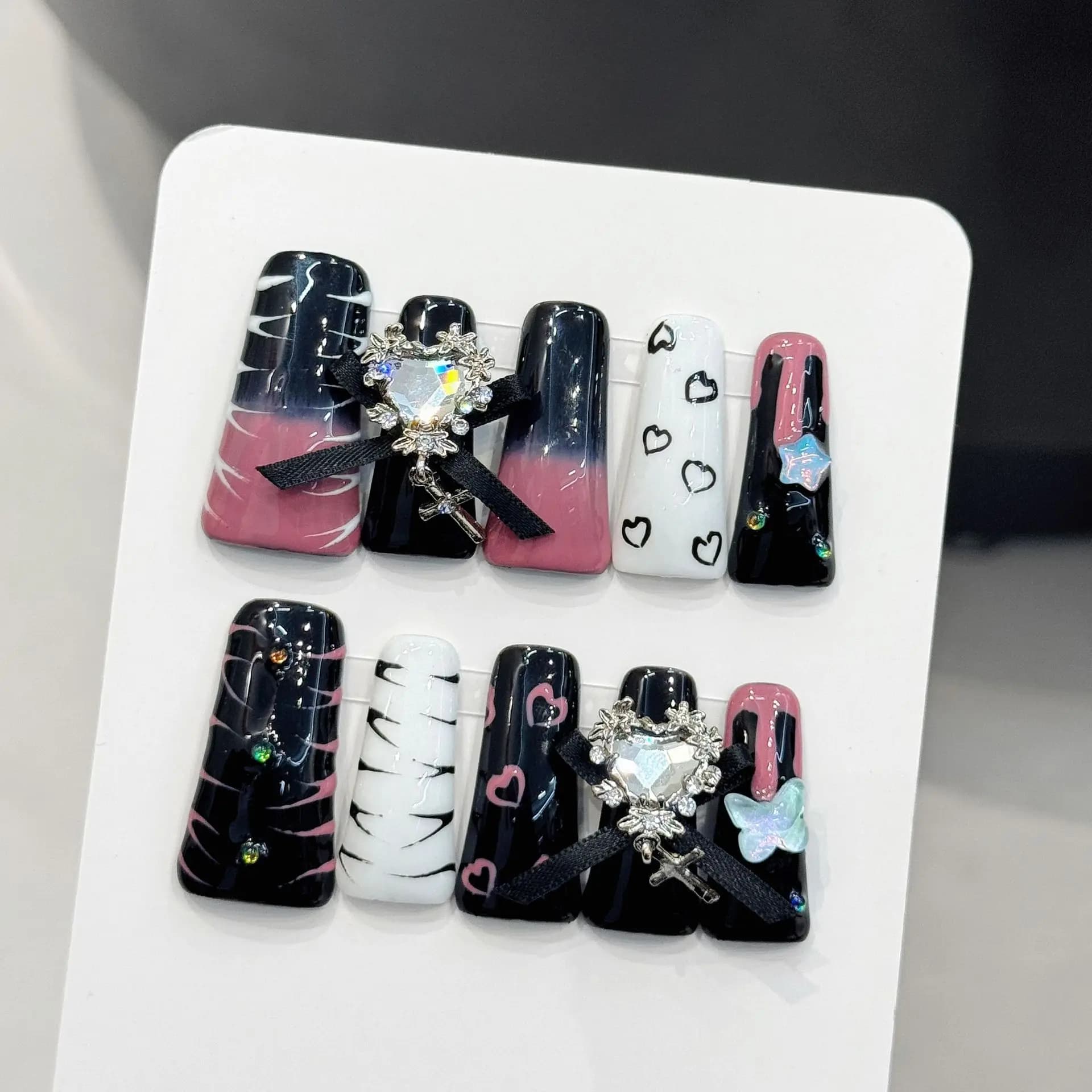 10 pezzi di unghie finte lunghe a forma di anatra, realizzate a mano, con decorazioni a forma di cuore nero-rosa e diamanti, dal design dolce e cool, adatte per le donne.