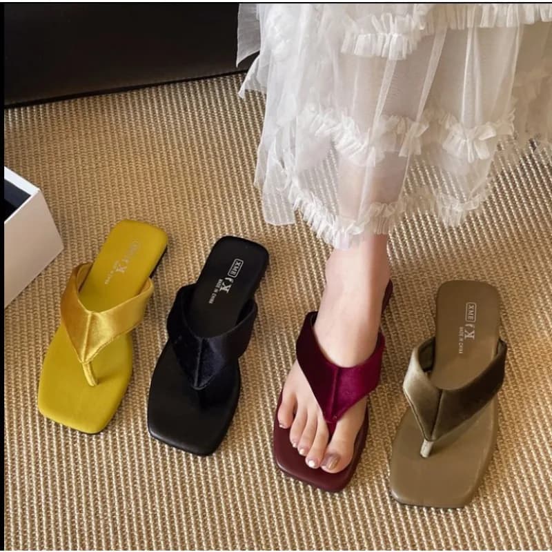 2026 Summer New Women's Solid Color Lightweight Comfortable Square Clip-toe Slippers Fashionable Beach Casual Flip-flops