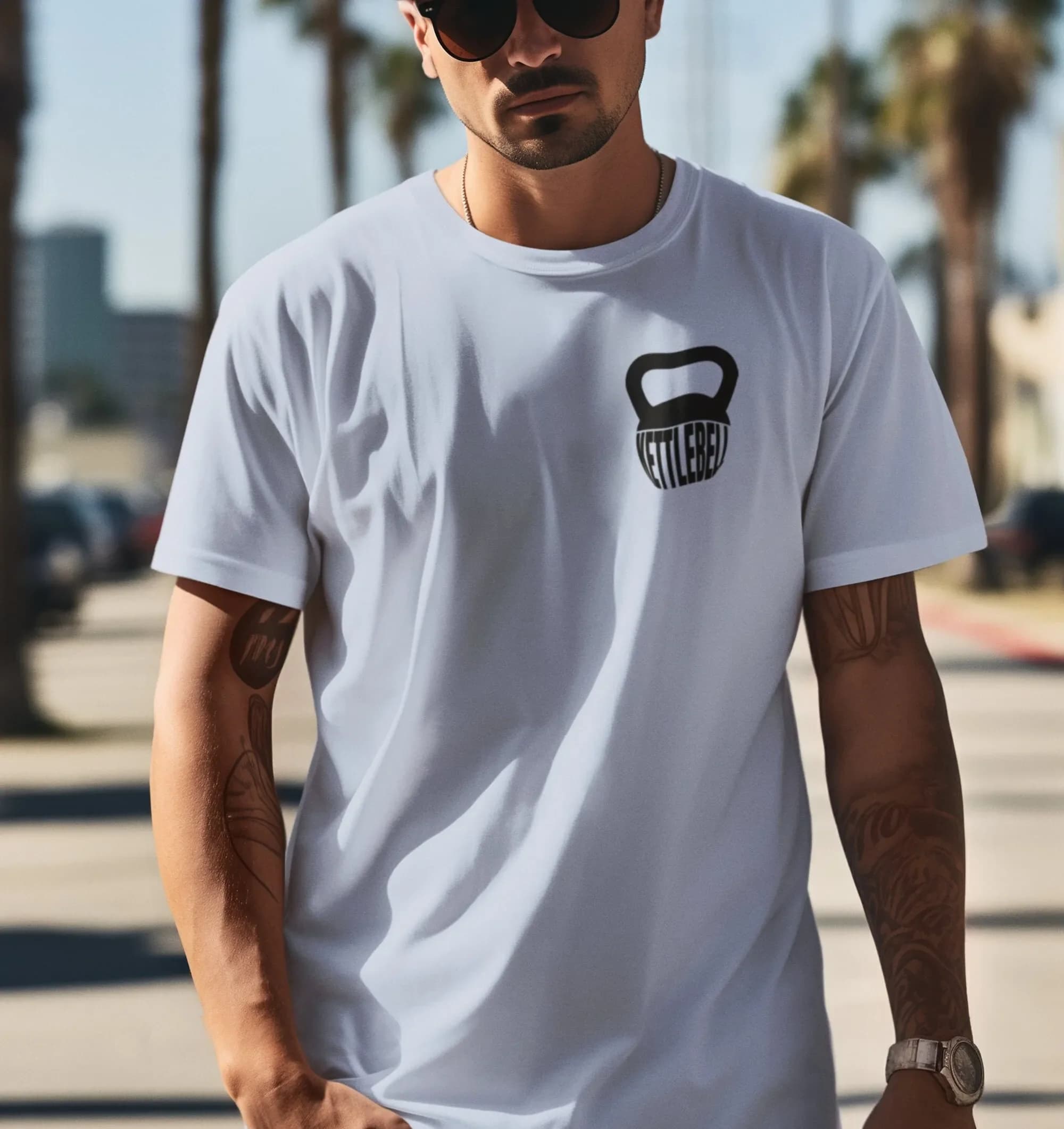 T-shirt Ultimate Kettlebell Swing dal design audace per gli appassionati di fitness, abbigliamento perfetto per l'allenamento