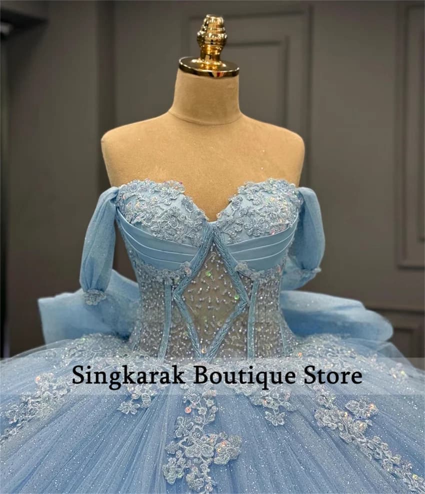 Abiti stile Quinceanera azzurro cielo Abito da ballo con spalle scoperte Applique Perline Fiocco di cristallo Corsetto in tulle a strati Abito dolce 16 Abiti
