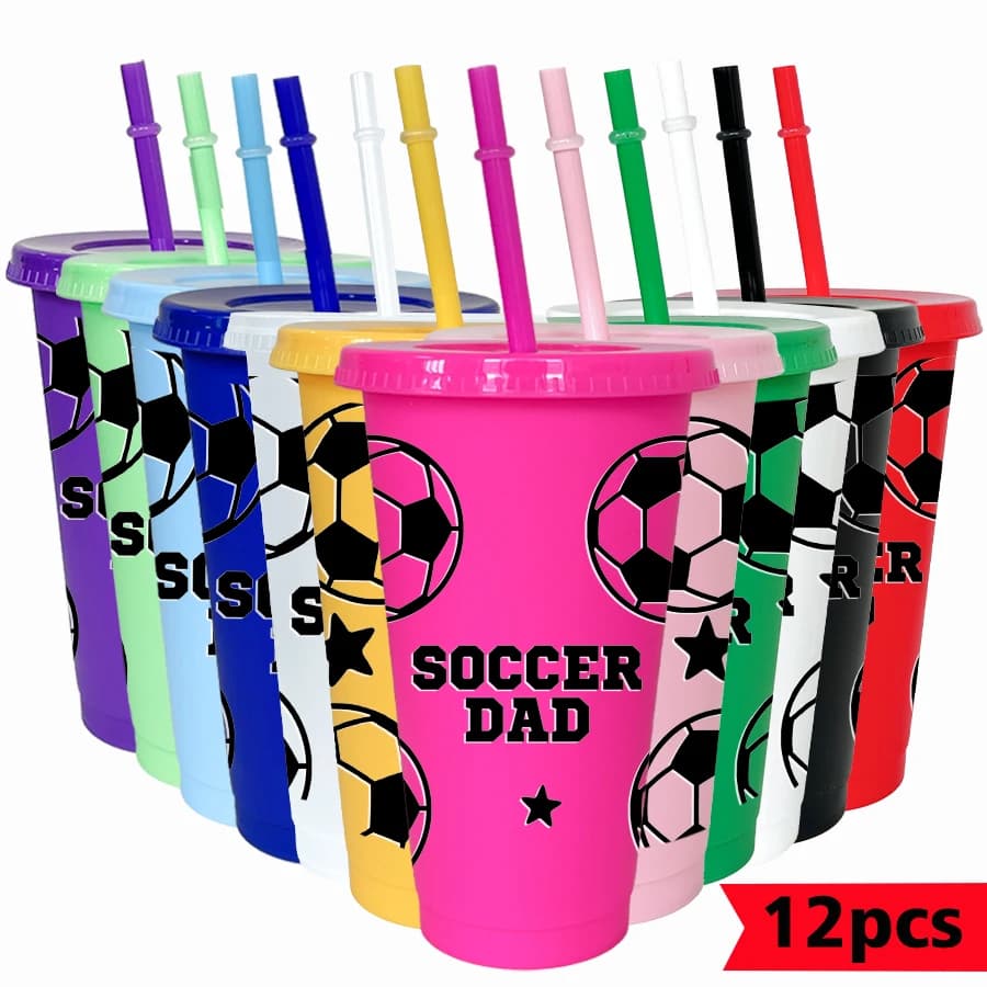 Set da 12 bicchieri in plastica colorata da 750 ml con motivo a stella del calcio, ideali per feste di compleanno, regali per il ritorno a scuola e bevande per il giorno della partita.