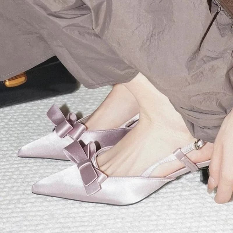 Sandali da donna 2026 in raso di seta con fiocco delicato, cinturino posteriore e fascia superiore, eleganti e raffinati