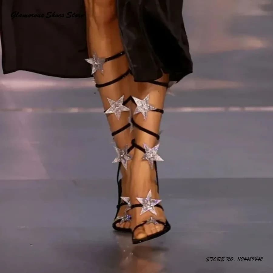 Sandali con cinturino alla caviglia impreziositi da stella di cristallo Scarpe da donna con punta aperta e tacco sottile Tacchi a spillo da sera con cinturino a serpente bling estivo