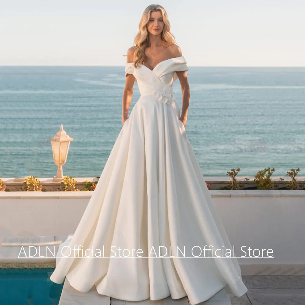 Abito da sposa moderno Nuovo arrivo personalizzato con spalle scoperte Scollo a V Fiori Una linea Sweep Train Abito da sposa Bottoni posteriori