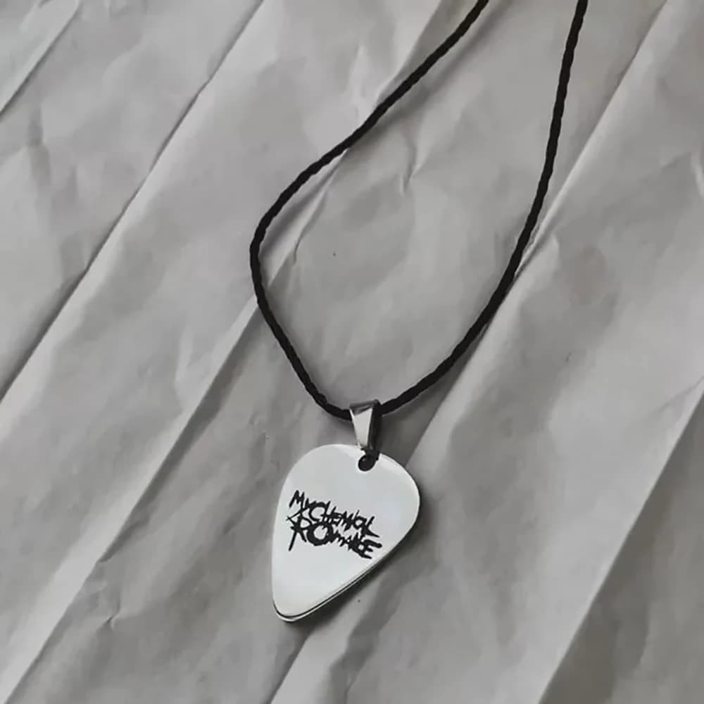 Moda My Chemical Romance Cosplay Collana in acciaio inossidabile Rock Band Plettro per chitarra Ciondolo Girocollo Accessori Regali