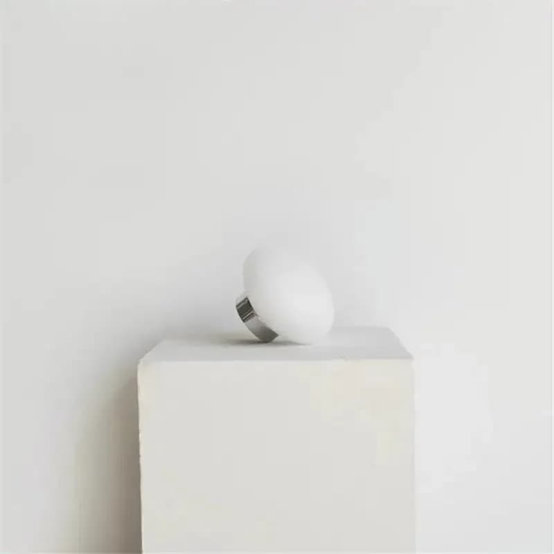 Lampada da Parete Moderna Nordica con Sfera di Vetro Bianco, Elegante Applique per Specchio del Bagno, Soggiorno e Camera da Letto