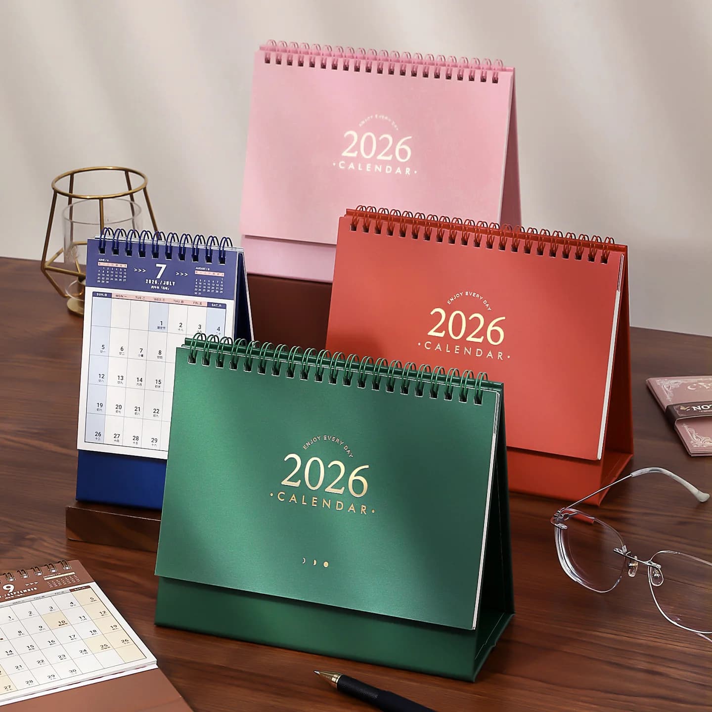 Calendario da tavolo minimalista creativo 2026, taccuino pianificatore dorato in tinta unita fresco, ornamento da tavolo per studenti da ufficio