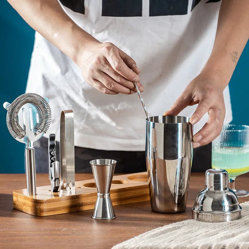 Set shaker per cocktail in acciaio inossidabile, kit da barista verticale da 8 pezzi con supporto in legno, strumenti da bar completi per la preparazione di bevande domestiche