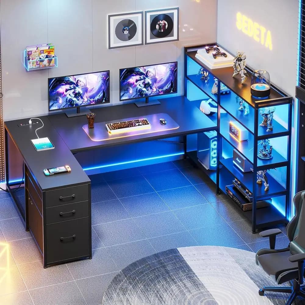 Scrivania da gaming reversibile a forma di L con luci LED, presa di corrente e ripiani portaoggetti, nera