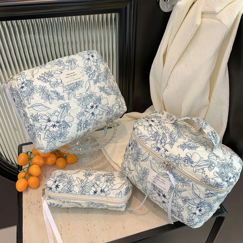 Borsa per il trucco trapuntata da viaggio grande per le donne borsa per cosmetici in cotone floreale kit di strumenti per il trucco borsa per l'organizzatore di articoli da toeletta floreali estetici