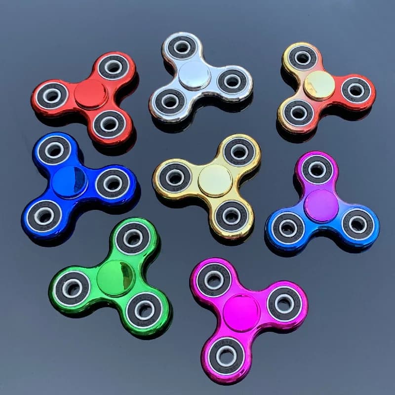 La fabbrica produce staffe elettrolitiche a tre foglie, spinner fidget, elettroforesi, spinner a dita forate in metallo