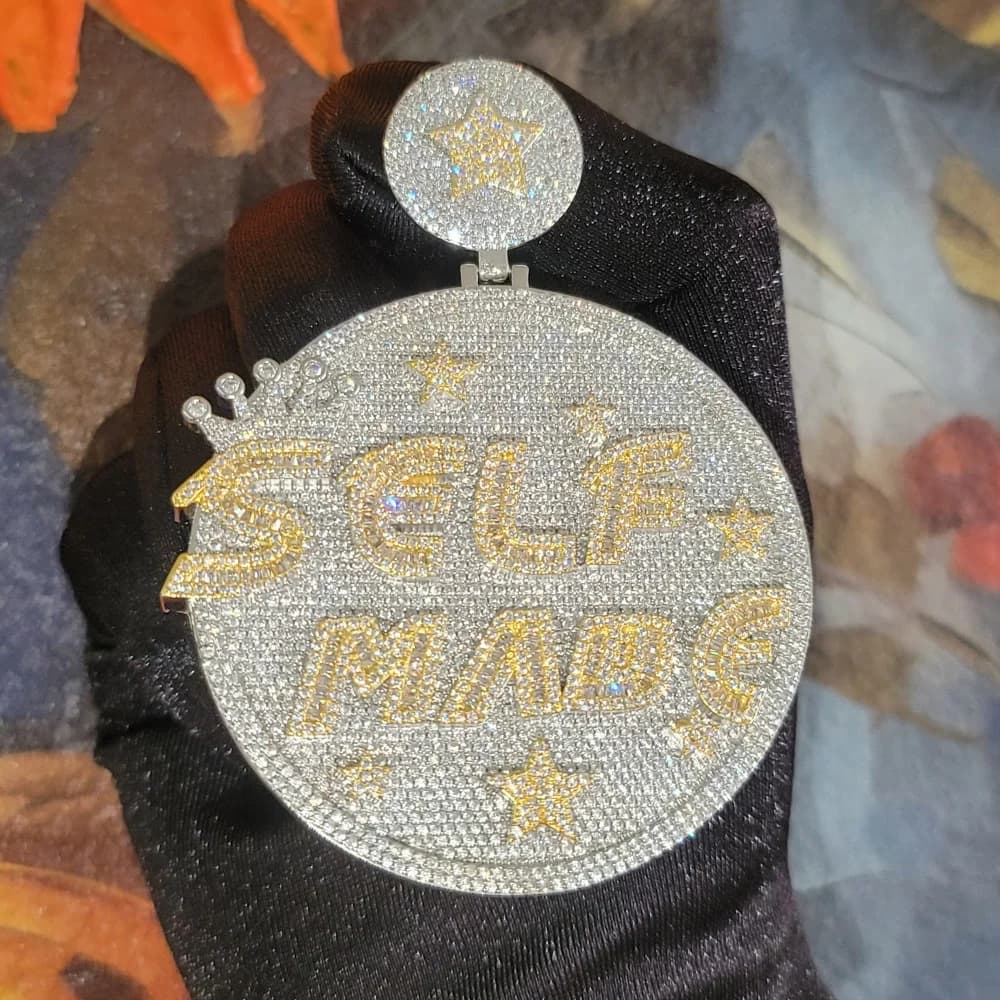 Ciondolo a disco grande alla moda Targhetta personalizzata "SELF MADE" Incisione laser sul retro Collana con lettera rotonda Catena Regalo Hip Hop