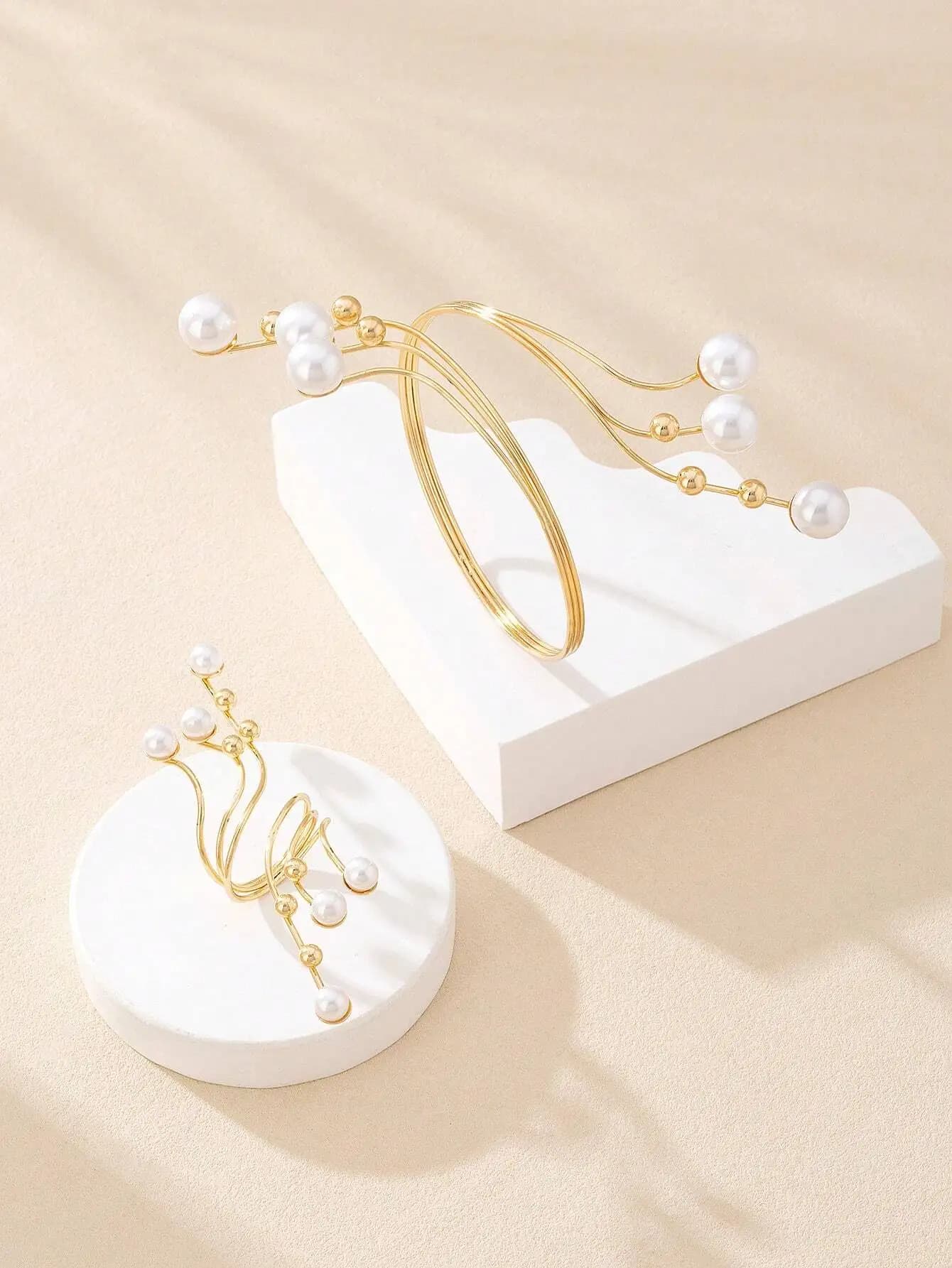 Bracciale a fascia con perle e set di anelli multipli da donna