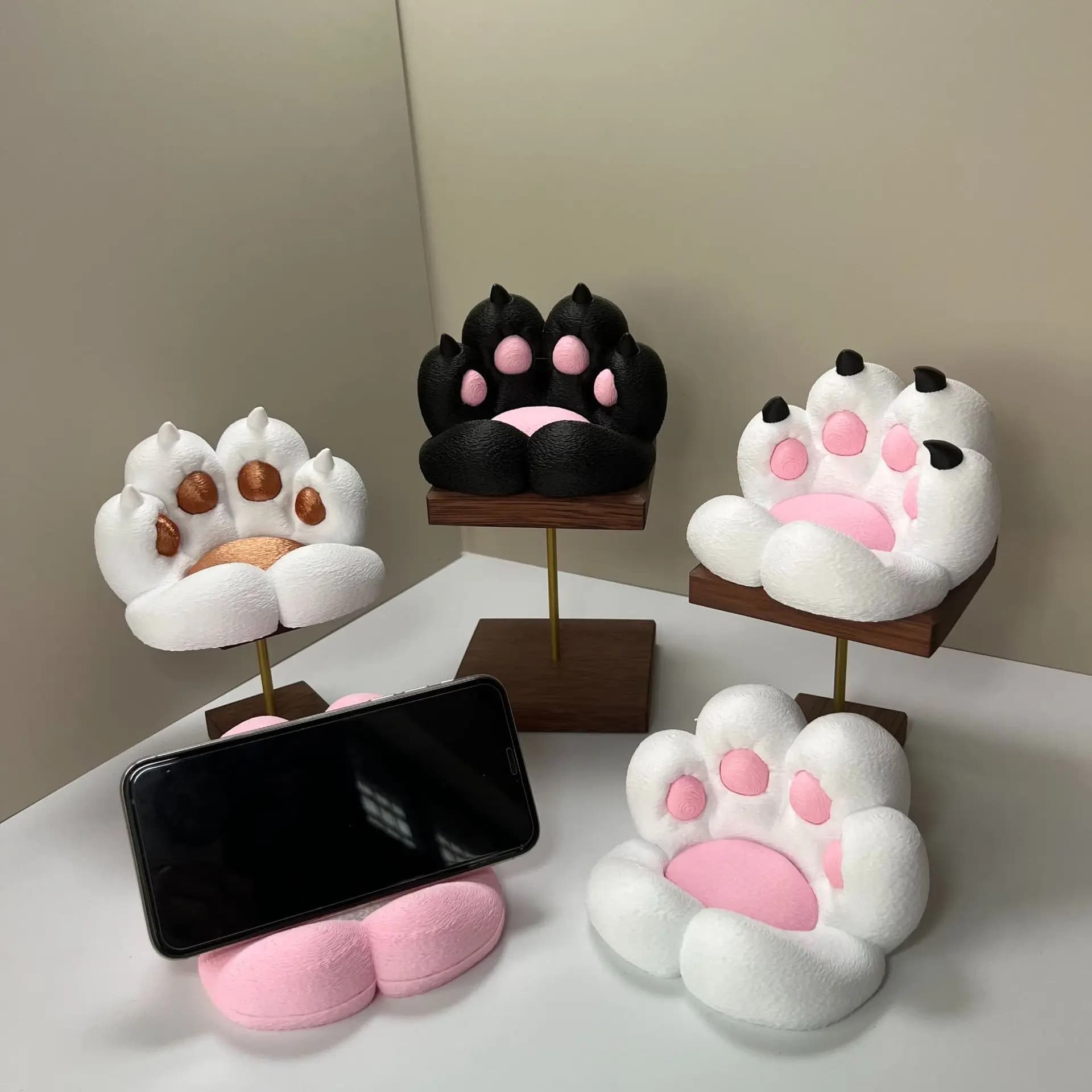 Cute cat paw shaped desk ornament, can be used as a phone and tablet stand, home desk decoration, a nice gift