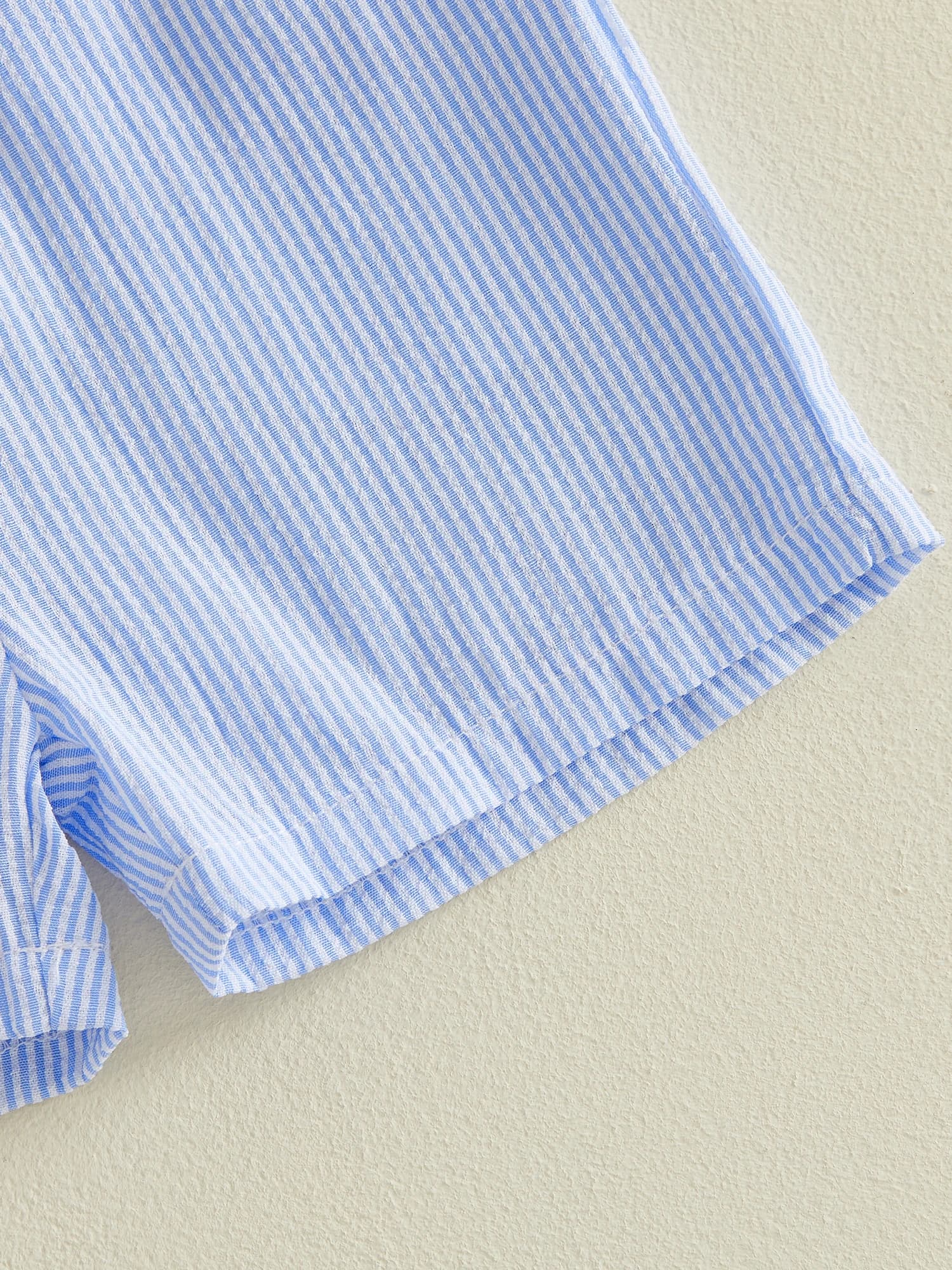 Adorabile set da spiaggia per neonato con maglietta con simpatico design a forma di squalo e pantaloncini a righe abbinati per divertenti gite estive