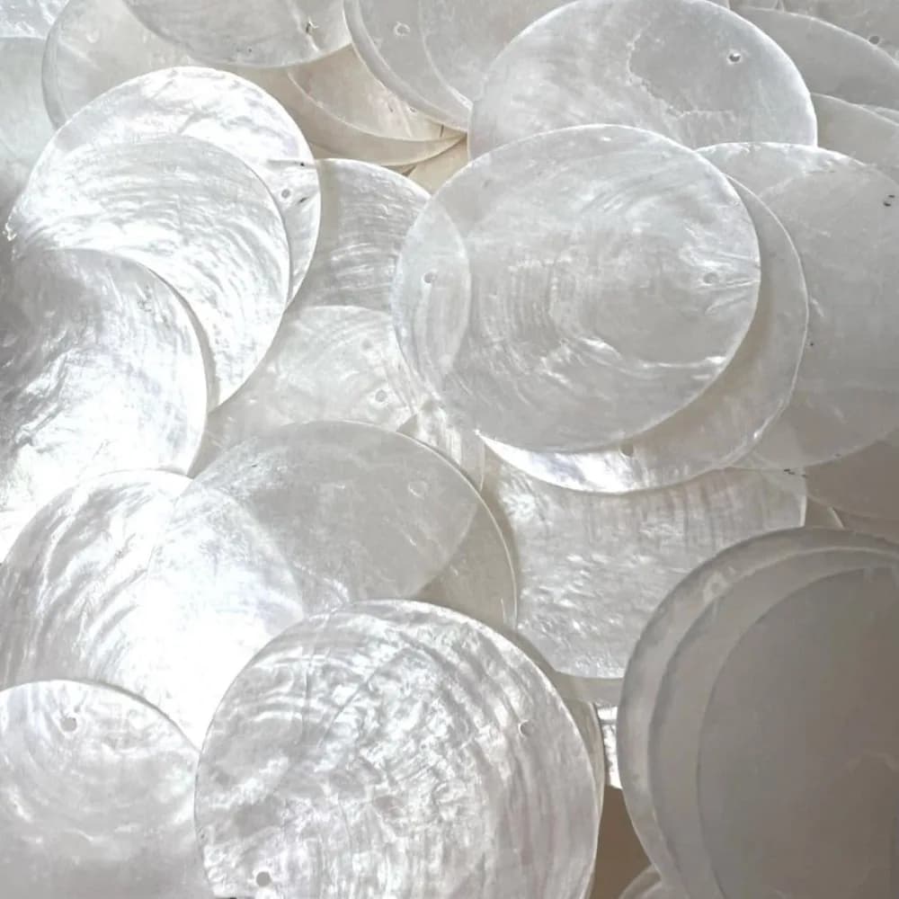 100Pcs Natural Capiz Shell Slices Polished Round Discs 2 Holes White Beads for DIY Jewelry Making Crafts Wind Chime Decor