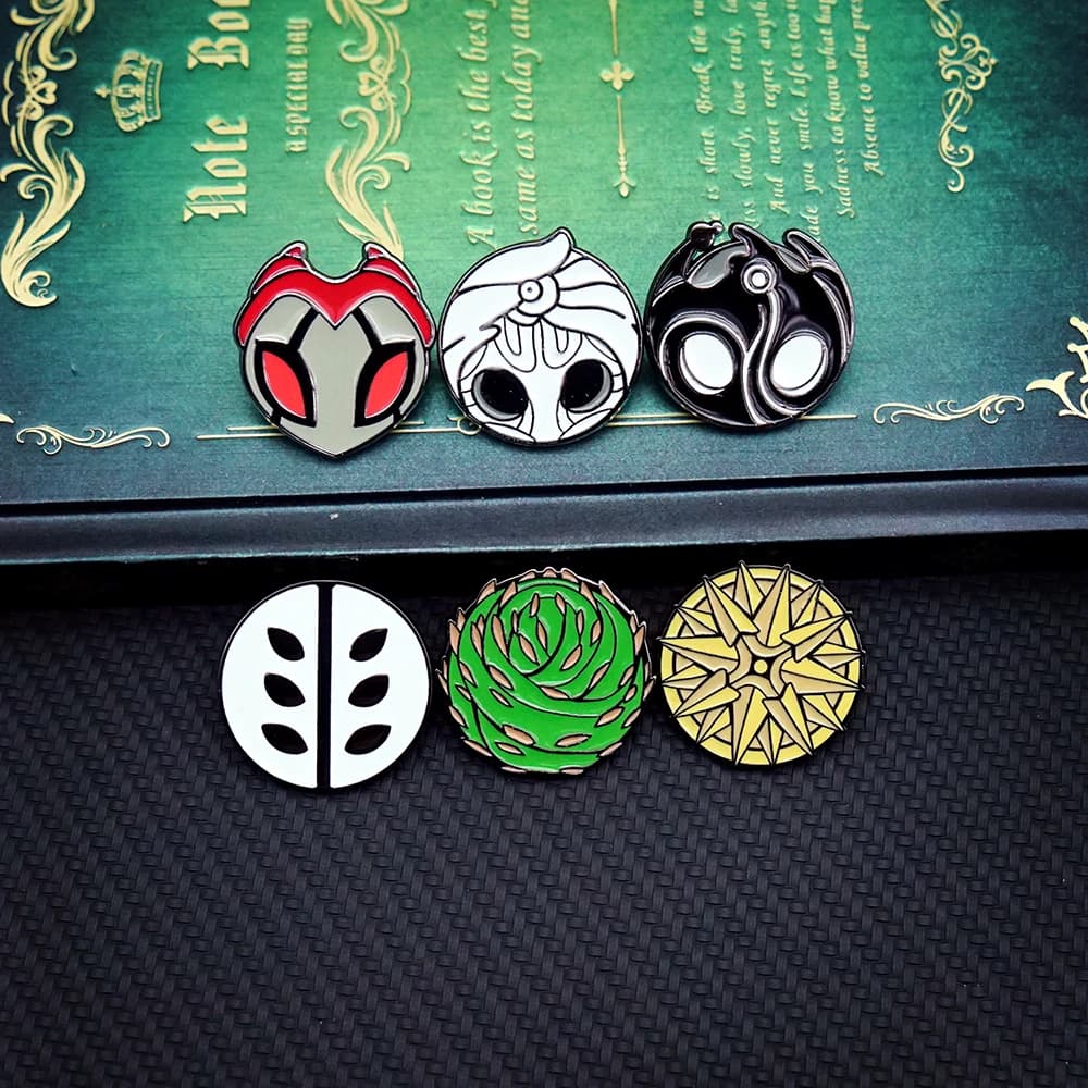 Hollow Knight Spille multicolori Gioco Spille da bavero per zaino Spilla in metallo smaltato Spille Manga per donna Uomo Distintivo Gioielli