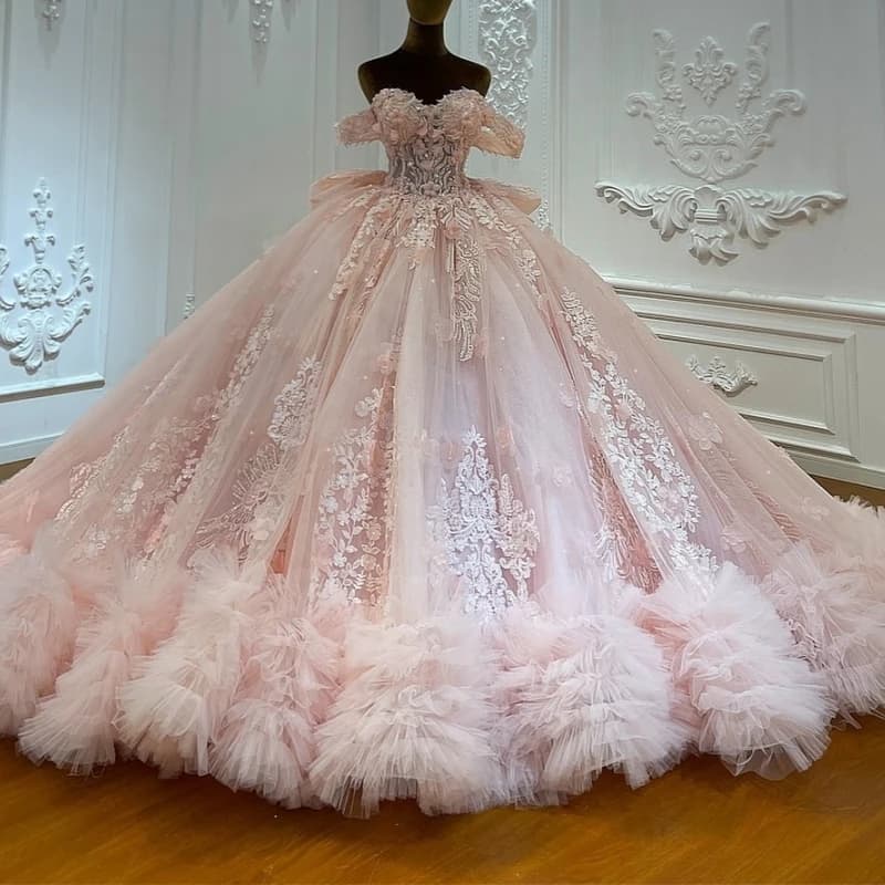 Abiti Quinceanera rosa Abito da ballo con spalle scoperte Applique Fiore Perline Fiocco a strati Corsetto in tulle Festa di compleanno Abito dolce 16