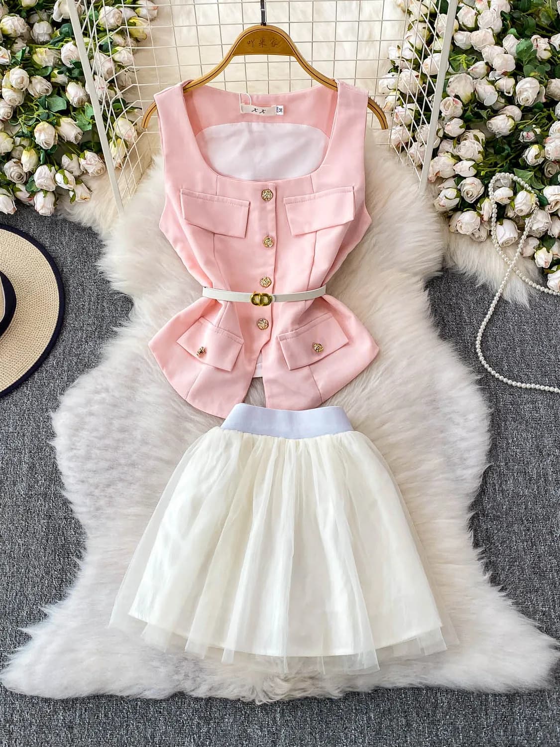 Elegante set con gilet in rete a vita alta e gonna corta con fibbia in metallo, top snellente con collo quadrato, outfit estivo alla moda da donna